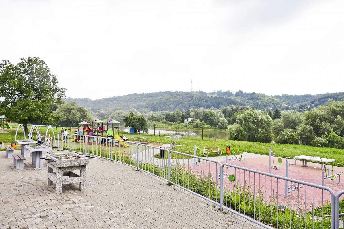 Trawiasty orlik i nowy plac zabaw nad brzegiem Sanu