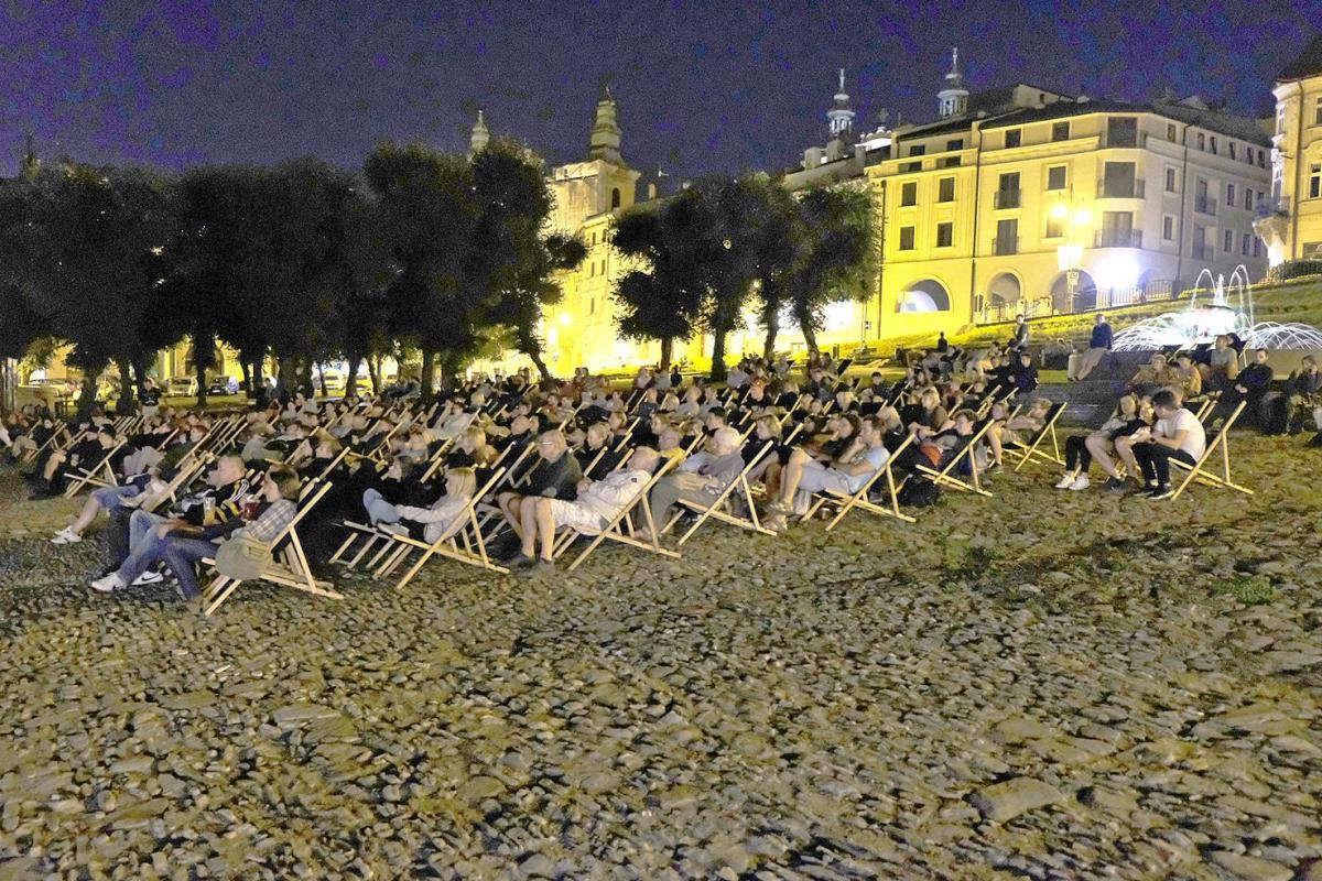 Letnie kino na przemyskim Rynku