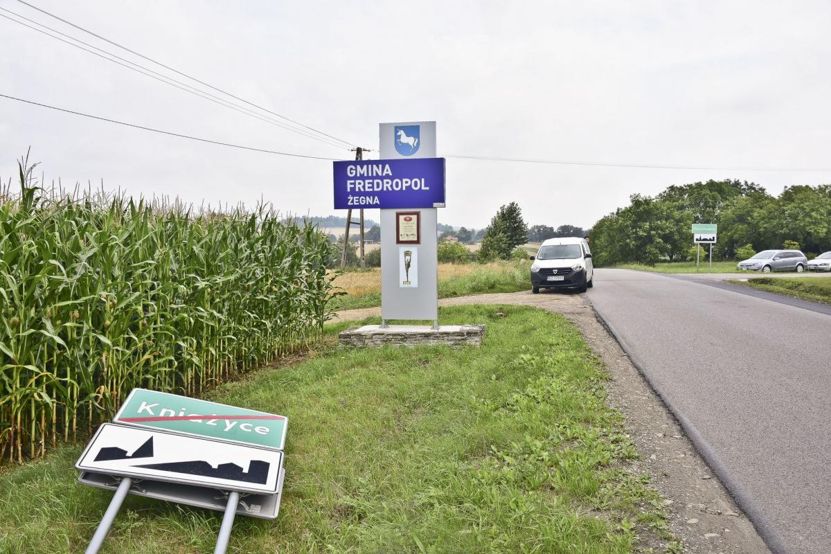 Przewrócone tablice w gminie Fredropol – przypadek, wiatr czy celowe działania?