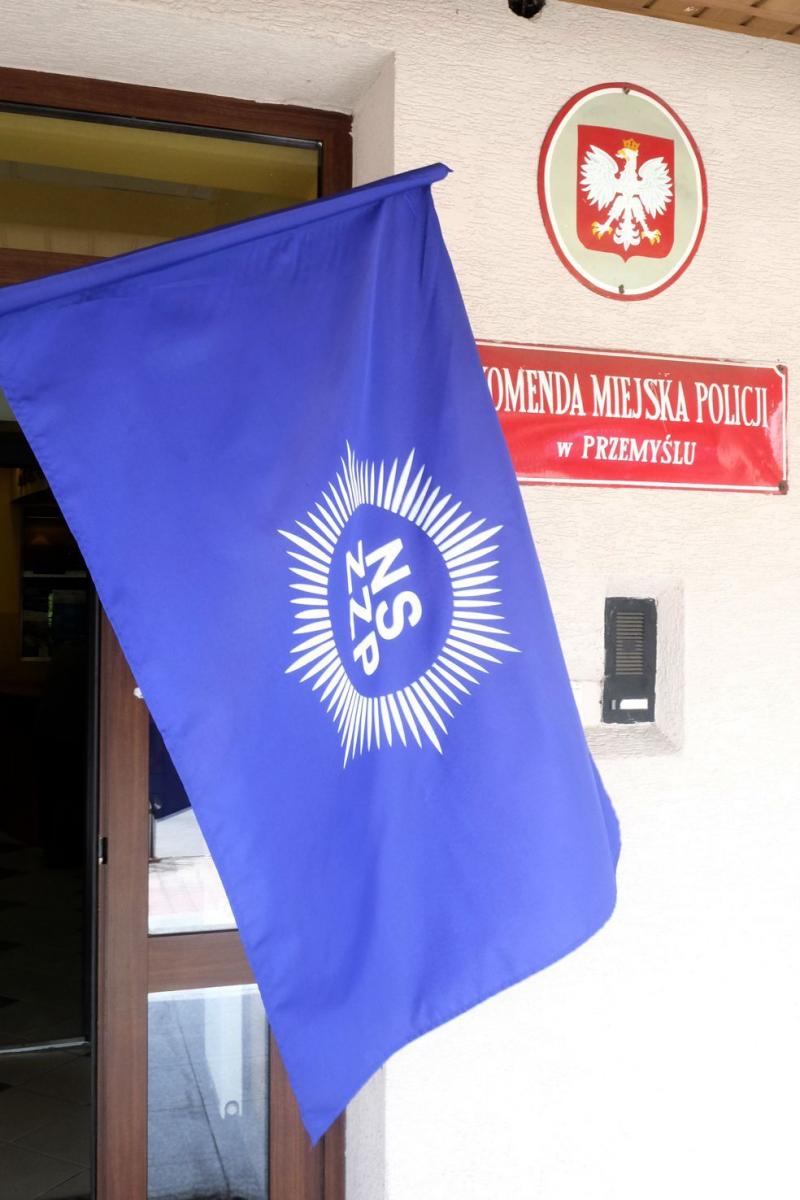 Wywieszone flagi. Pouczenie zamiast mandatów. Trwa protest policjantów