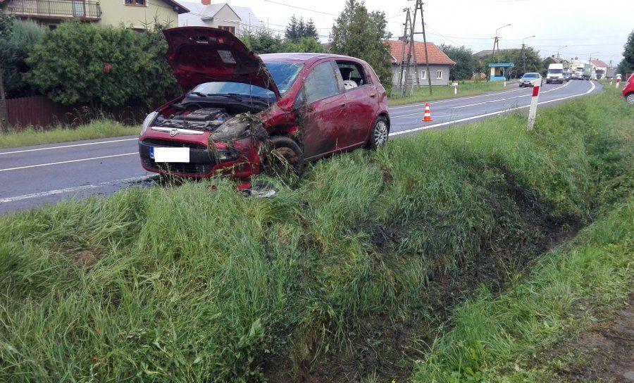 Wjechał fiatem do rowu. Ranna pasażerka [ZDJĘCIA]