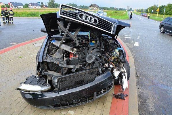 Audi zderzyło się z citroenem. Ucierpiał kierujący i 2 dzieci [ZDJĘCIA]