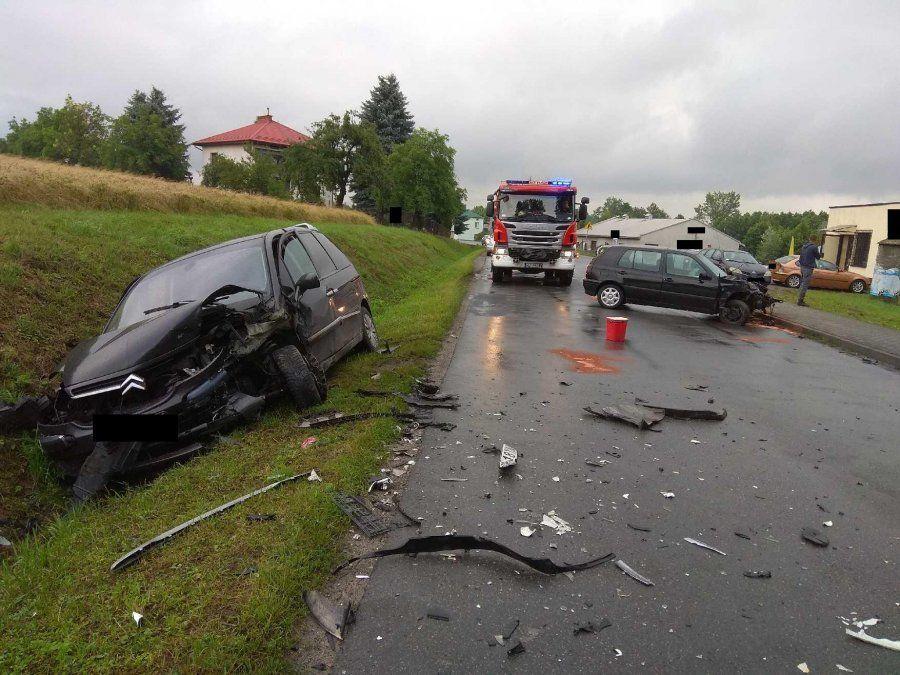 Zderzenie VW z citroenem. Jedna osoba trafiła do szpitala