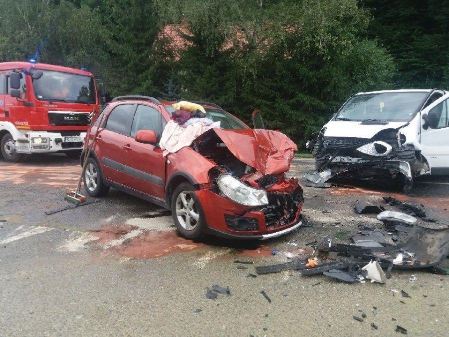 Czołowe zderzenie busa z osobówką. Cztery osoby ranne