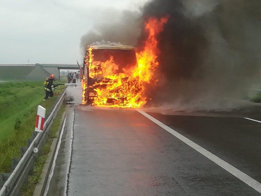 Pożar autokaru na autostradzie