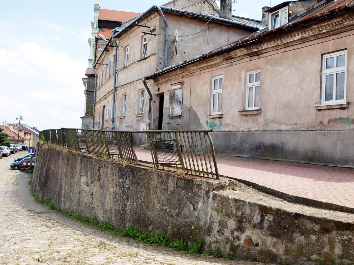 Mur „trzymający” kościół Karmelitów w ryzach pęka [ZDJĘCIA]