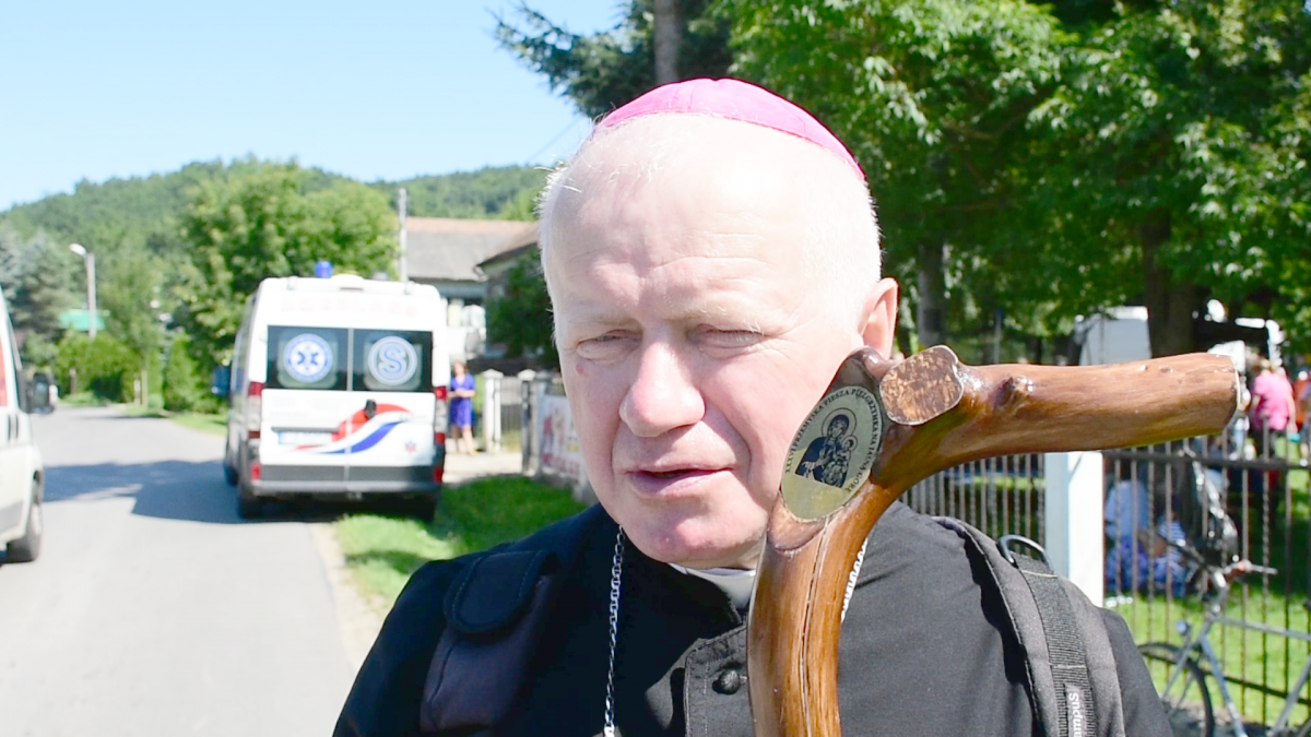 Pielgrzymuje z wiernymi cały szlak