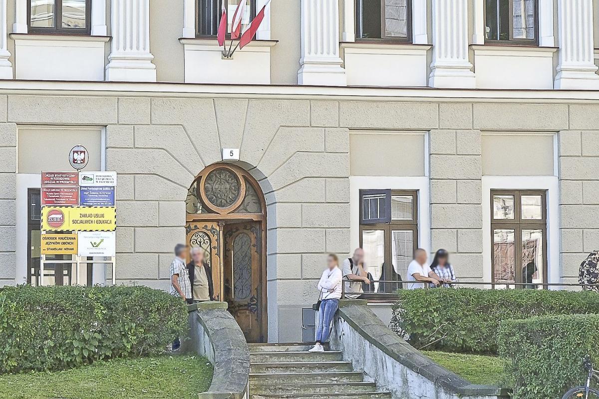 W oczekiwaniu na numerki w Powiatowym Urzędzie Pracy