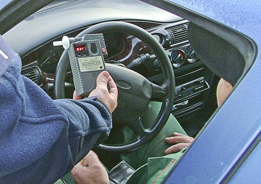 Wyszedł z baru i wsiadł za kółko. Pijanego zatrzymali przechodnie