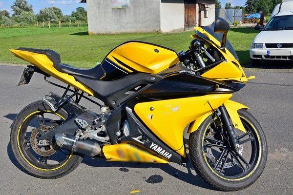17-latek motocyklem uderzył w volkswagena. Wraz z pasażerką trafili do szpitala [ZDJĘCIA]