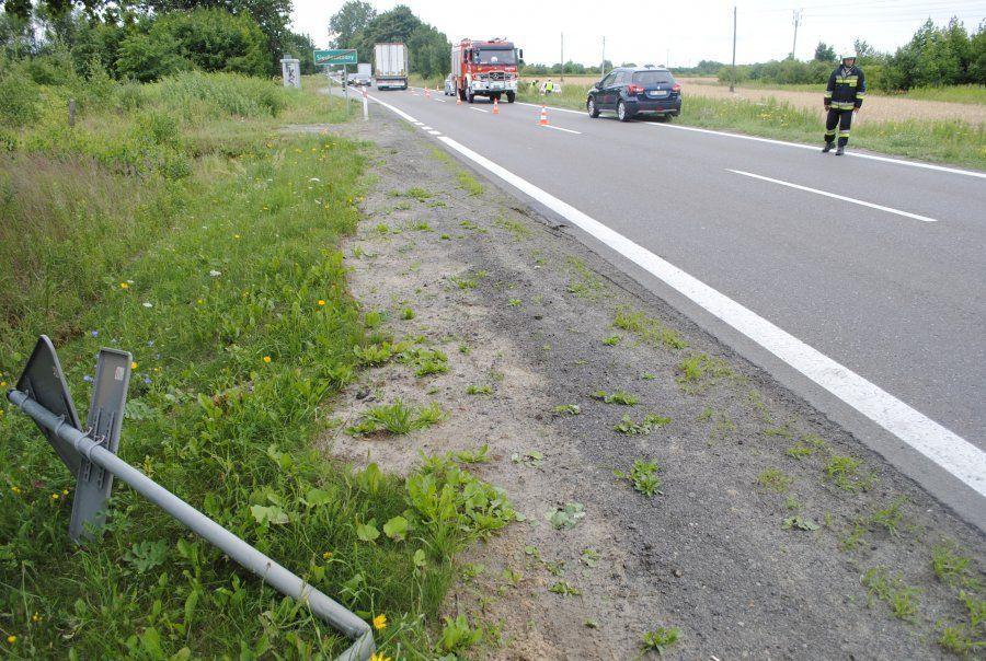 Tragiczny wypadek. Kierujący zasłabł i uderzył w znak