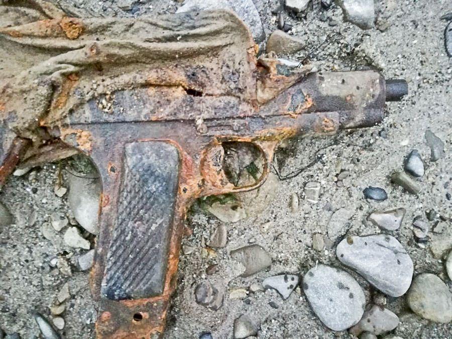 Zamiast ryby złowił w Sanie pistolet z amunicją
