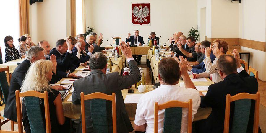 Starosta jarosławski z absolutorium i... niższą pensją