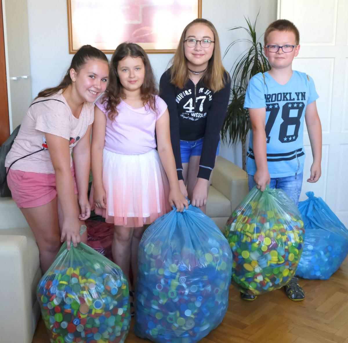 Uczniowie przynieśli nakrętki dla Bartka