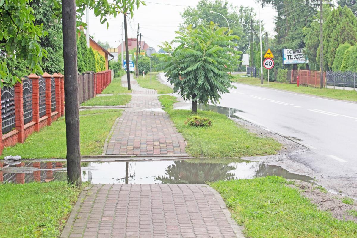 Woda zalewa im podjazdy. To groźniejsze niż się zdaje
