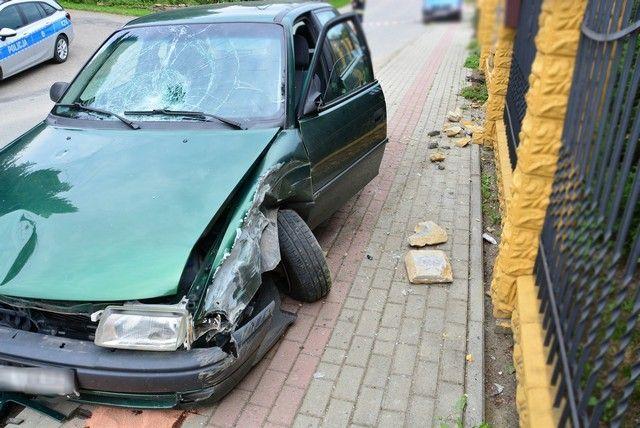 Stracił panowanie nad autem i potrącił pieszego [ZDJĘCIA]