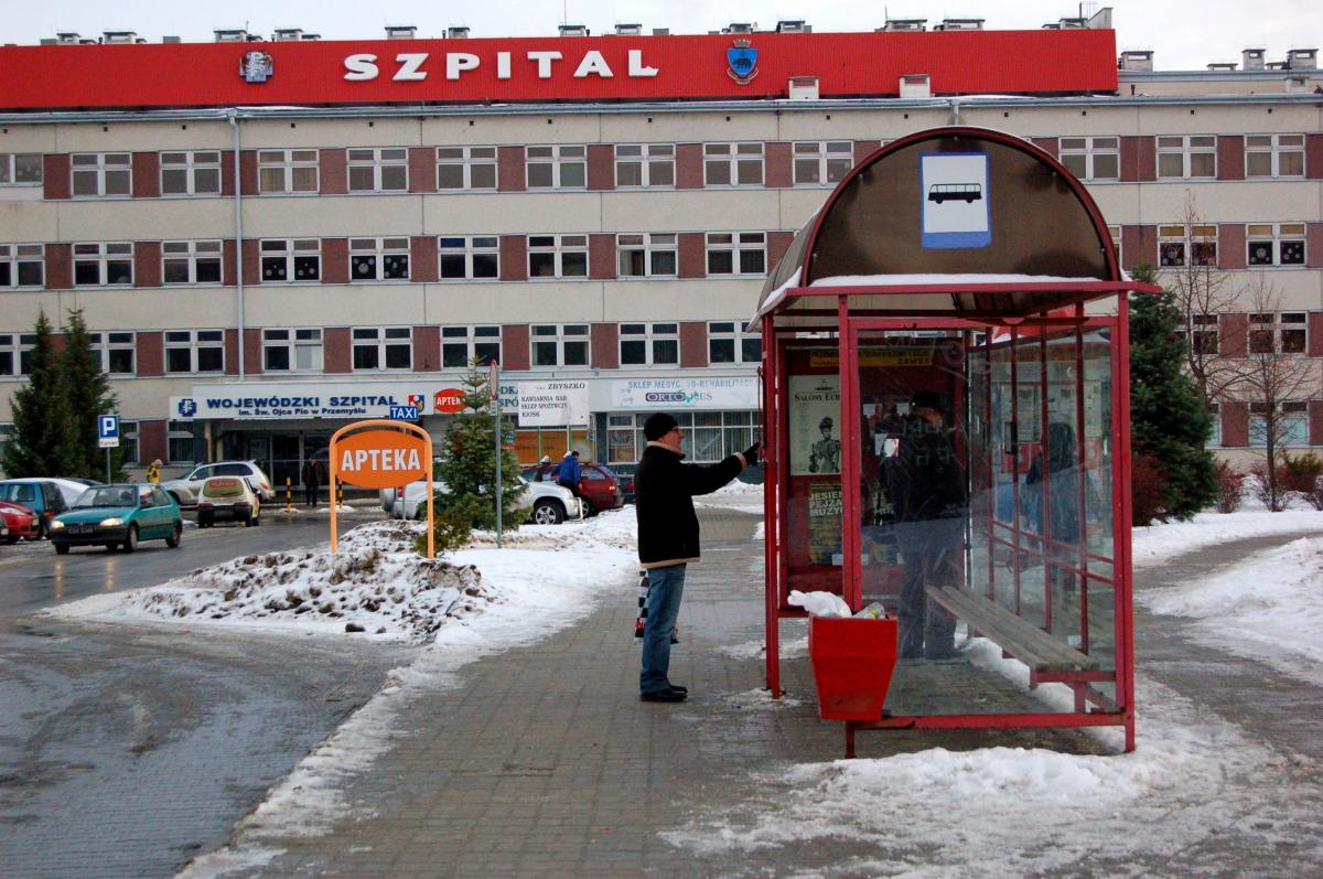 Pacjent: 6 godzina na twardym krześle, w upale, bez wody pitnej...