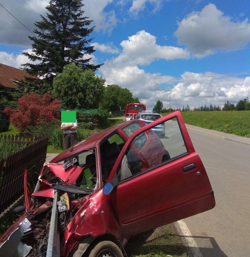 Fiat wbił się w barierę ochronną. Dwóch rannych [ZDJĘCIA]