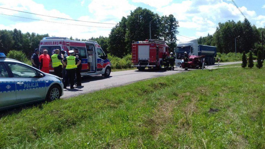 Tragiczny wypadek. Czołowe zderzenie cinquecento z ciężarówką