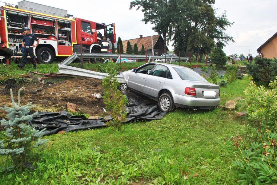 Pijany kierowca roztrzaskał ogrodzenie posesji