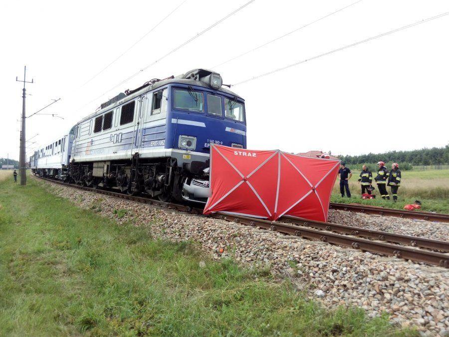 Toyota zderzyła się z pociągiem relacji Przemyśl – Warszawa. Nie żyją dwie osoby