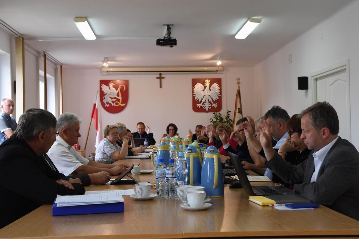 Radni pozytywnie ocenili starostę i... obniżyli mu zarobki