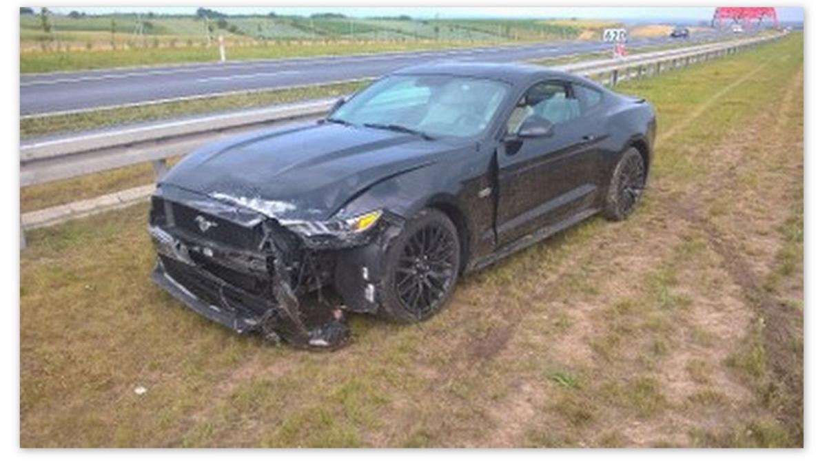 19-latka rozbiła mustanga o barierkę na autostradzie A4