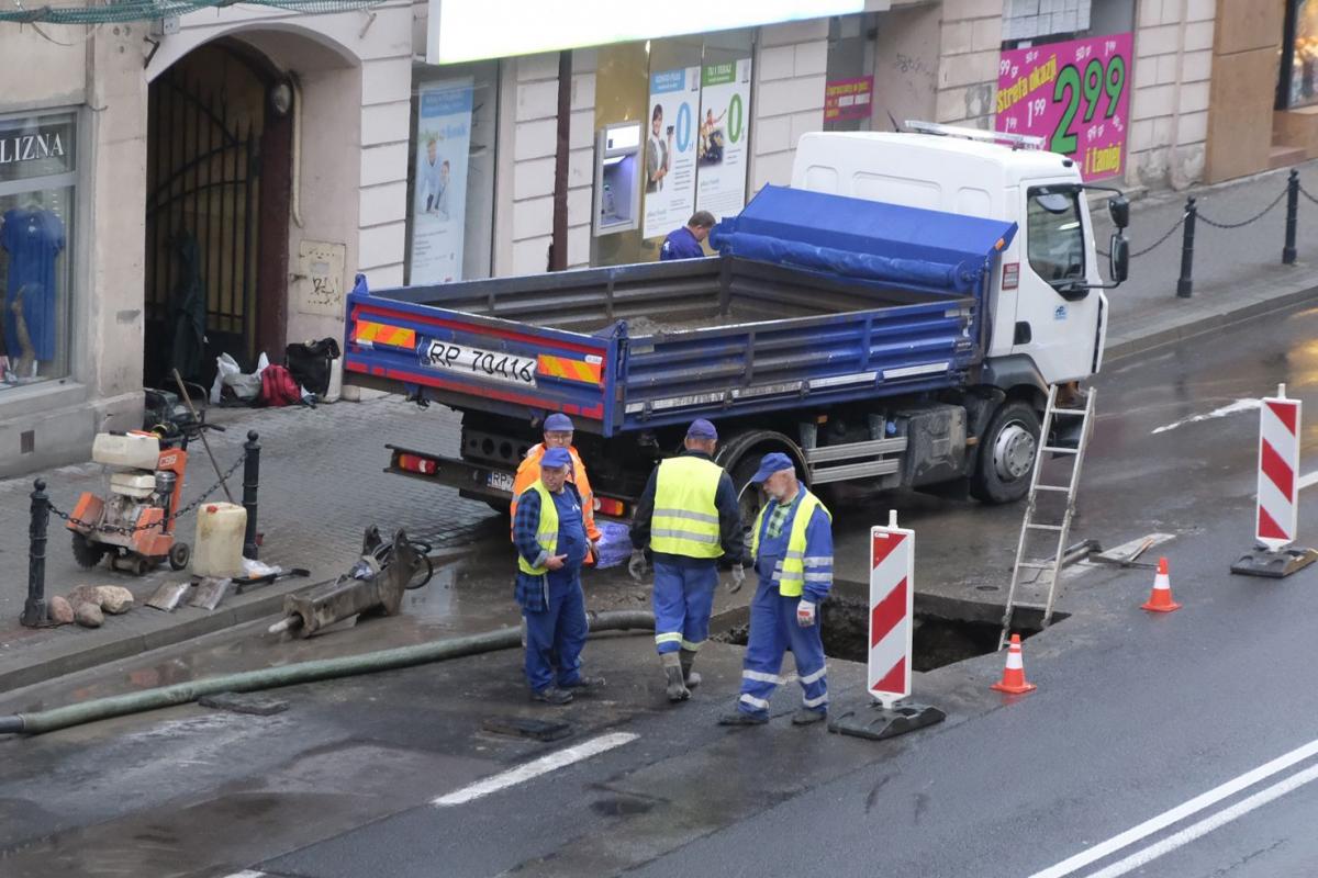 Awaria sieci wodociągowej! Utrudnienia w ruchu na Jagiellońskiej w Przemyślu