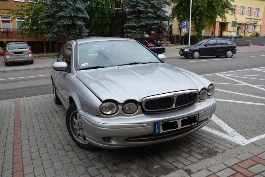 33-letni wandal uszkodził jaguara zaparkowanego na parkingu