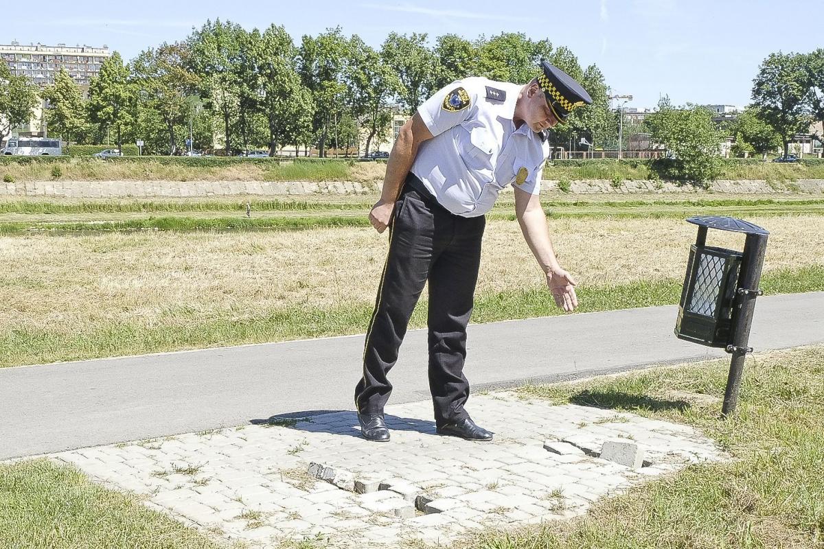 Zdewastowane kosze i ławki przy ścieżce rowerowej w Przemyślu