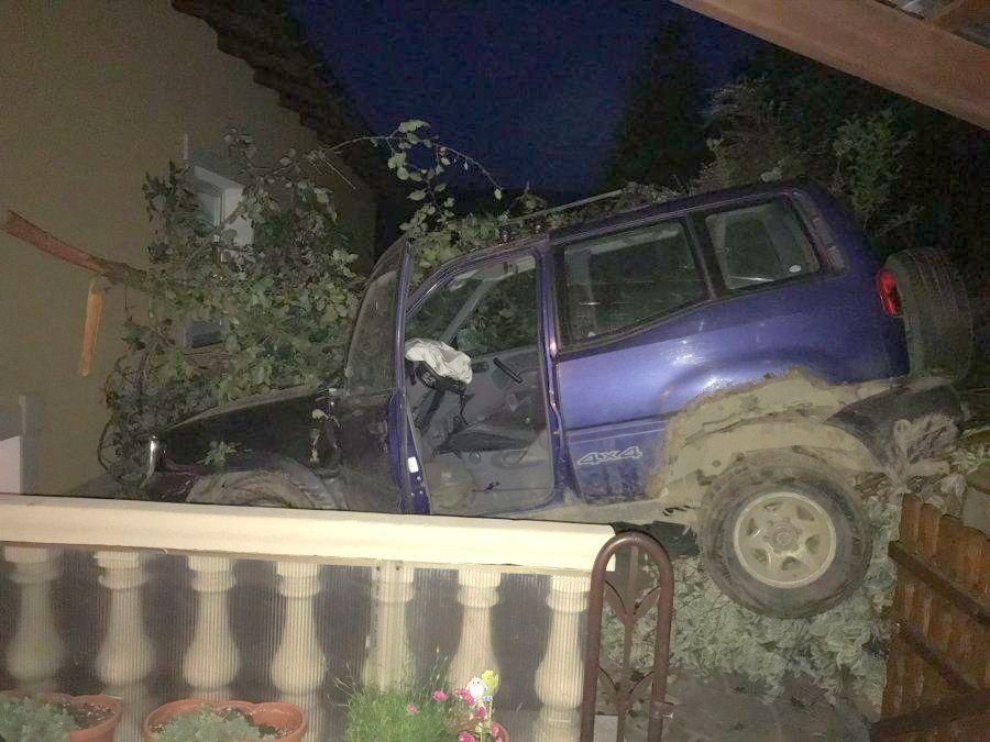 Nissana „zaparkował” na tarasie sąsiadów