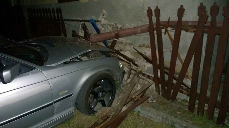 BMW zaparkował w ścianie. Miał 2 promile