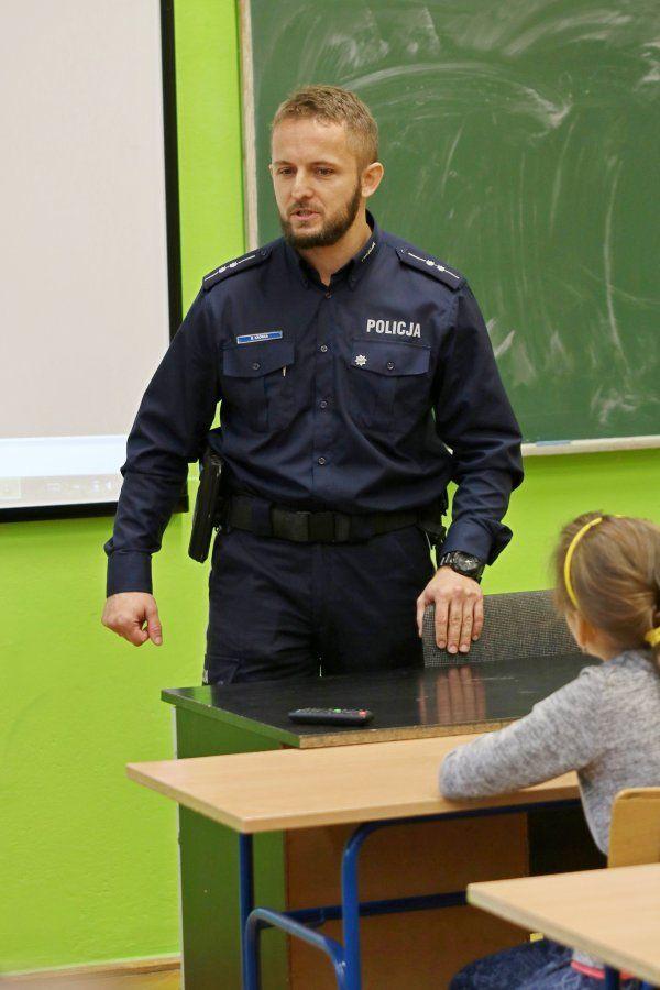 Policjant rymuje, najmłodszych edukuje