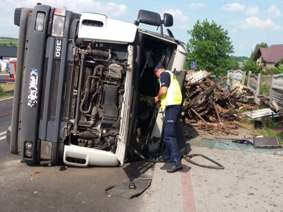 Ciężarówka przewróciła się i zablokowała drogę