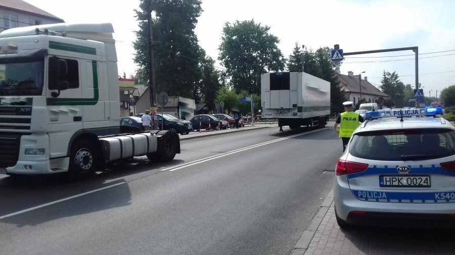 Naczepa odpięła się od tira w czasie jazdy [ZDJĘCIA]