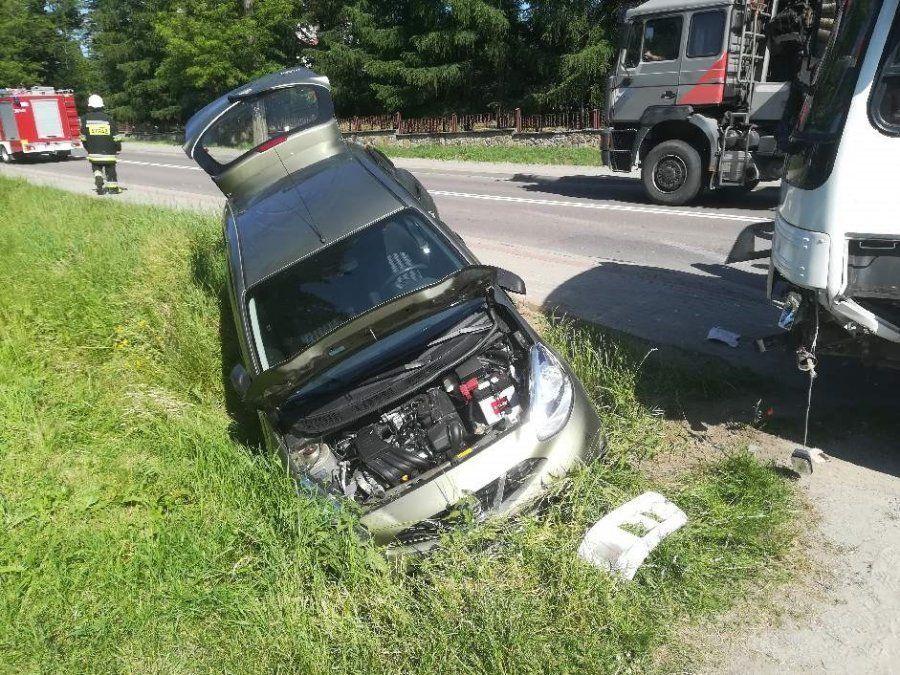 Groźnie wyglądająca kolizja w Bachórcu. Nissan zepchnięty do rowu