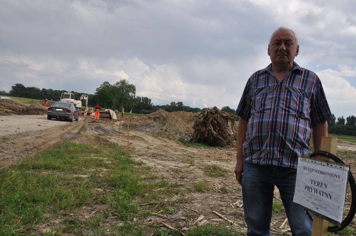– Firma budująca drogę weszła na moją działkę – twierdzi pan Adam
