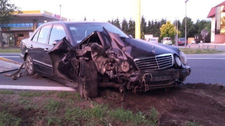 Skasował mercedesa, sam wyszedł bez szwanku
