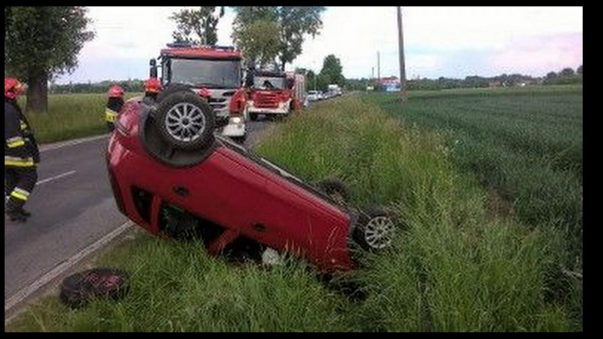 19-latek stracił panowanie nad corsą i dachował [ZDJĘCIA]