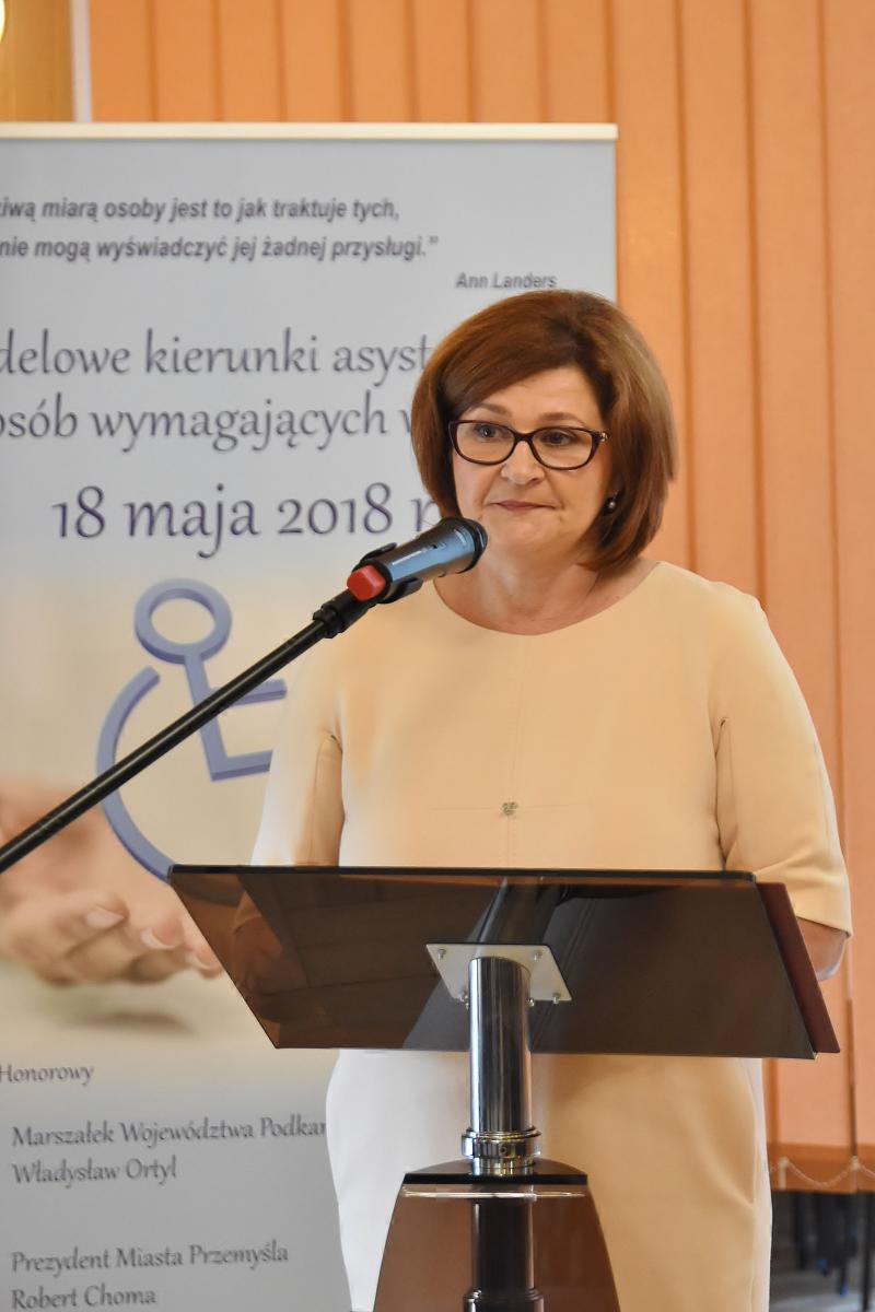 Przybywa osób starszych i chorych, które potrzebują pomocy innych