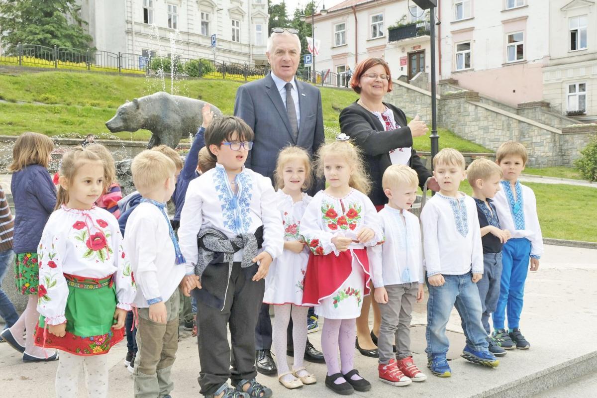 Barwny pochód ulicami Przemyśla z okazji dnia wyszywanki