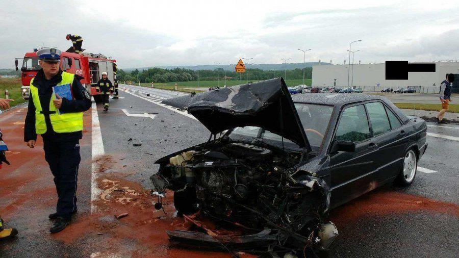 Groźne zderzenie mercedesa z alfa romeo na DK 94