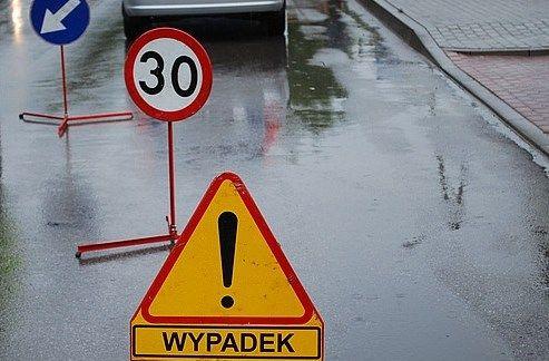 Zderzenie trzech samochodów, dwie osoby są ranne