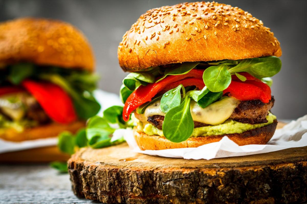 Domowy chicken burger z guacamole, papryką i roszponką