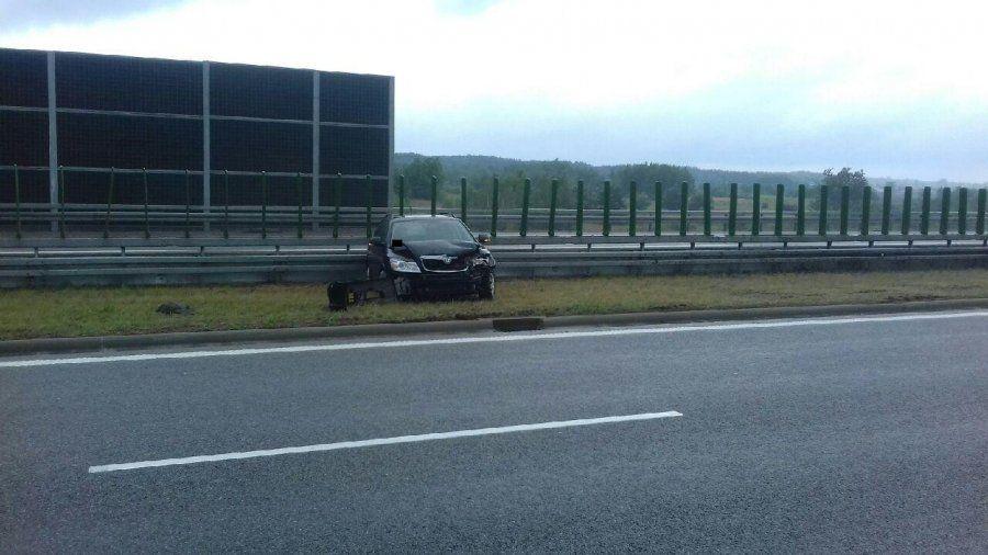 Skodą uderzył w barierę energochłonną na A4