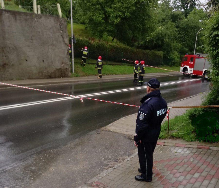 Uwaga! Obsuwa się mur, ruch zamknięty