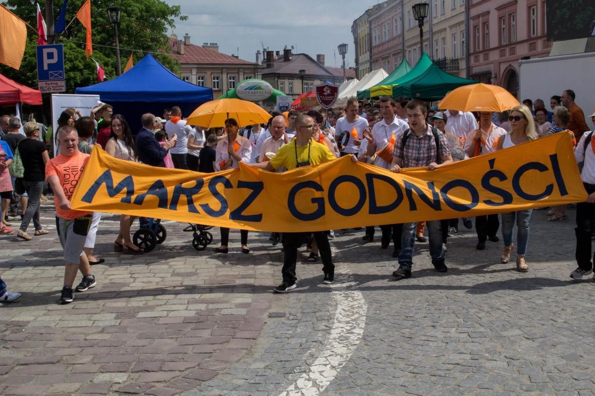 Pomarańczowo-niebieski pochód