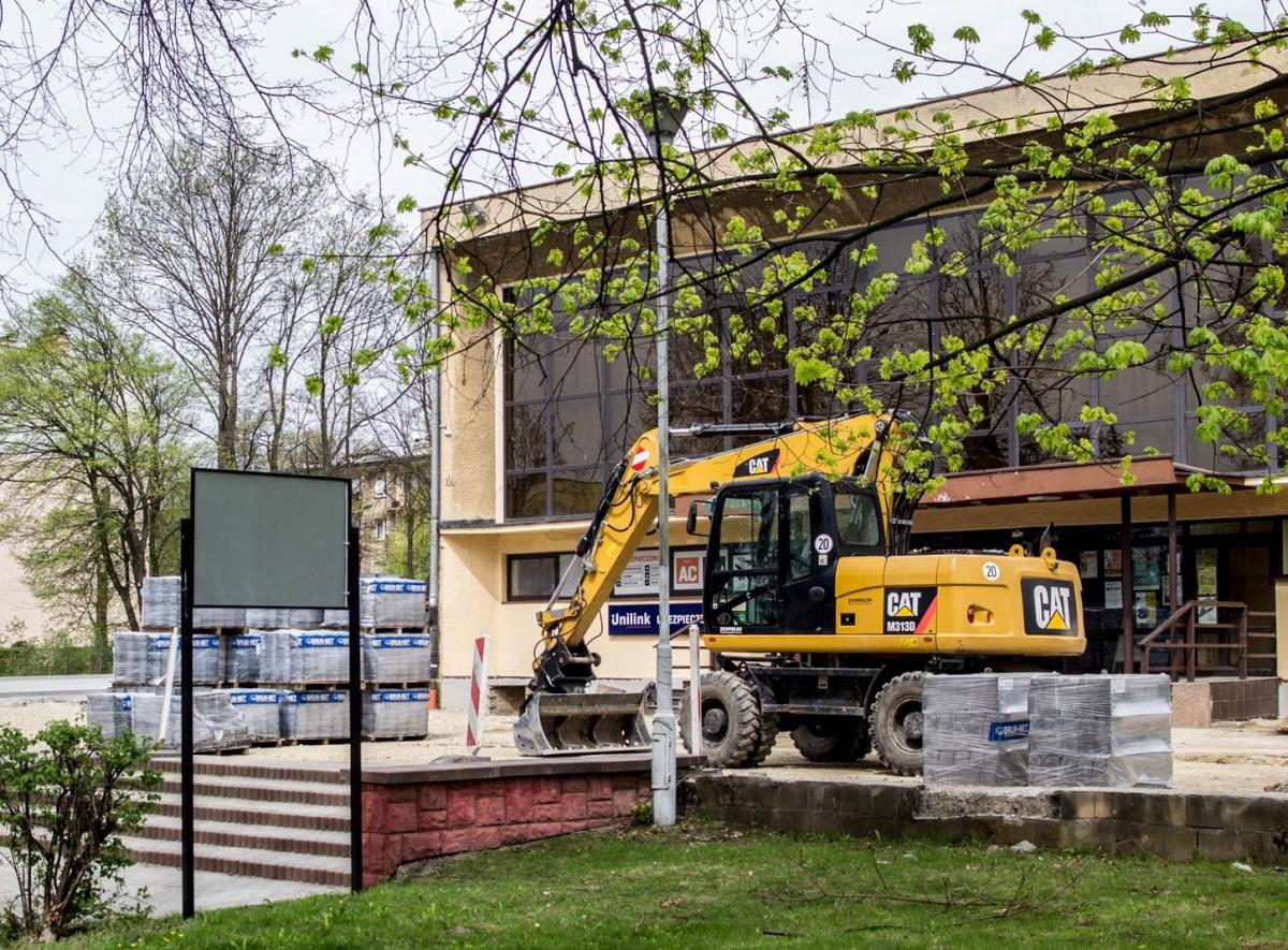Burmistrz postawił na swoim. Remont elewacji MOK-u jeszcze w tym roku?