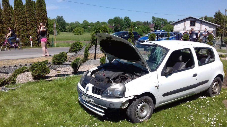 Straciła panowanie nad autem i wjechała w ogrodzenie [ZDJĘCIA]
