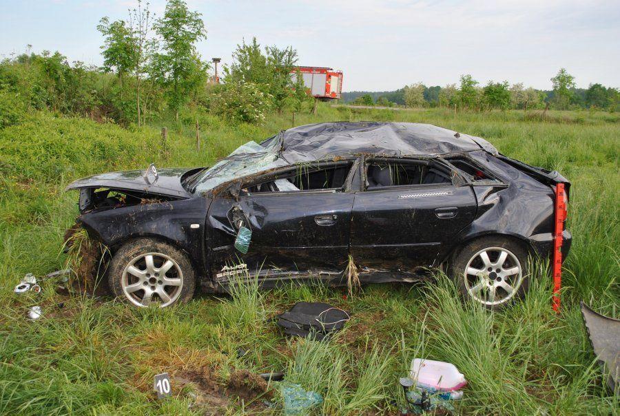 Dachowali i uciekli, porzucając rozbite audi [ZDJĘCIA]